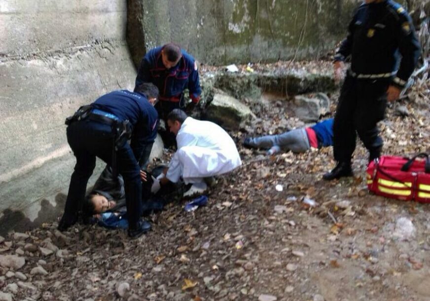 S MOSTA PALI U PROVALIJU Policija i vatrogasci izvukli dvojicu migranata na sigurno, prevezeni u tuzlansku bolnicu