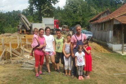 ŠESTORO DJECE ŽIVI U TROŠNOJ KUĆI, BEZ STRUJE Uz pomoć dobrih ljudi niče novi dom za porodicu Milinković u Prijedoru