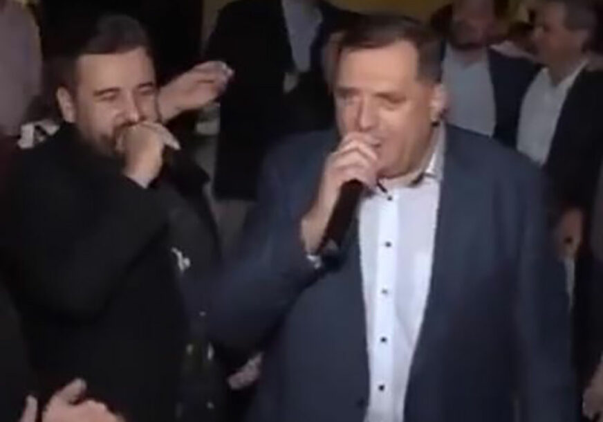 PJESMA ZA KRAJ Nakon objave izbornih rezultata SNSD slavio DO DUBOKO U NOĆ, i Dodik se LATIO MIKROFONA (VIDEO)