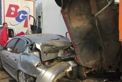 SVJEDOCI STRAVIČNOG UDESA U ŠOKU “Vidio sam u kolima MRTVU ŽENU, a pored nje dvoje djece”