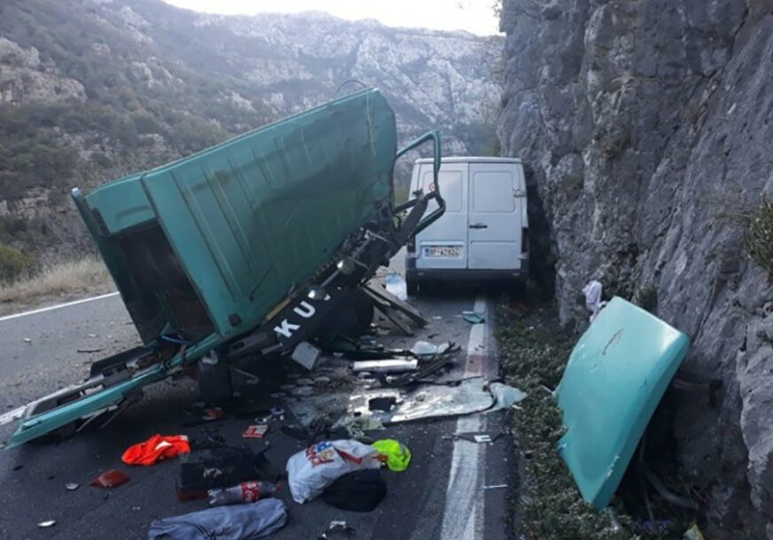 TEŠKA NESREĆA U CRNOJ GORI Poginuo državljanin Srbije, dvoje povrijeđeno u sudaru tri vozila