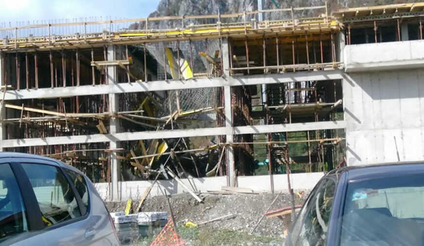 STRAVIČNA NESREĆA U OLOVU Srušila se skela, povrijeđena sedmorica radnika od kojih je jedan TEŽE