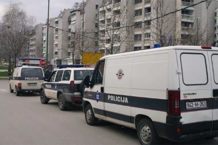 TRAGEDIJA U TUZLI Muškarac se objesio na balkonu zgrade