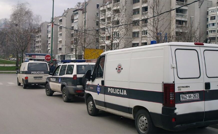 TRAGEDIJA U TUZLI Muškarac se objesio na balkonu zgrade