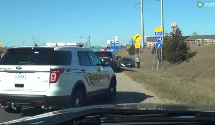 NEVINI POSMATRAČ UMALO STRADAO Ovako izgleda policijska potjera za opasnim bjeguncem (VIDEO)