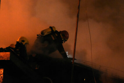Sokolac: Ugašen požar na Beregu, izgorio pomoćni objekat