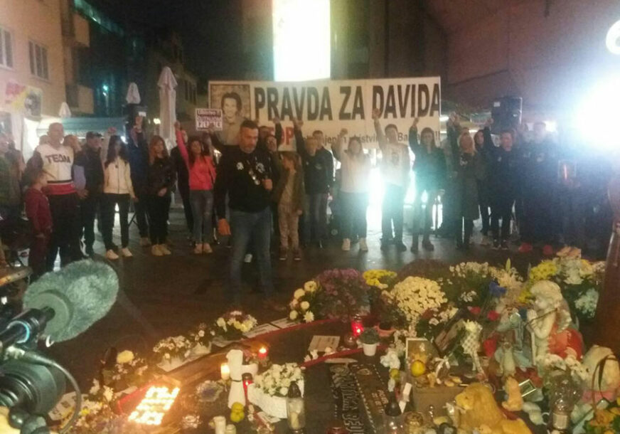 „ŽIVJEĆU DOK NE DOĐE PRAVDA ZA ĐAKCA“ Okupljanje na Trgu Krajine počelo MINUTOM ĆUTANJA za ubijenog Bojana Milovanovića