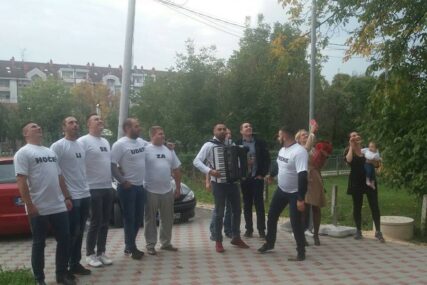 TRČEĆIM KORACIMA PO ŽENU SVOG ŽIVOTA Zapjevao joj ispod prozora, a ona mu zauzvrat rekla DA (VIDEO)
