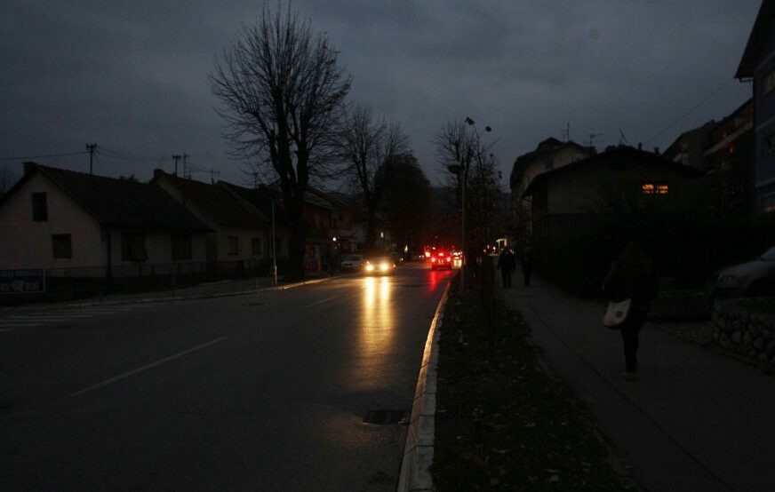 Građani se žale na neredovno održavanje javne rasvjete: Za zamjenu PREGORJELE SIJALICE trebaju dani