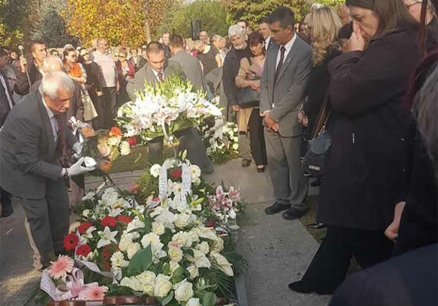 ZBOGOM DIVO Milena sahranjena pored svog voljenog Gage