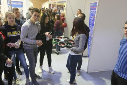 Sajam zapošljavanja SLIKA I PRILIKA našeg društva: Mladi došli samo da IZBJEGNU ČAS