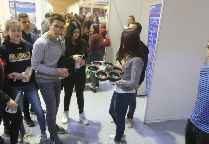 Sajam zapošljavanja SLIKA I PRILIKA našeg društva: Mladi došli samo da IZBJEGNU ČAS