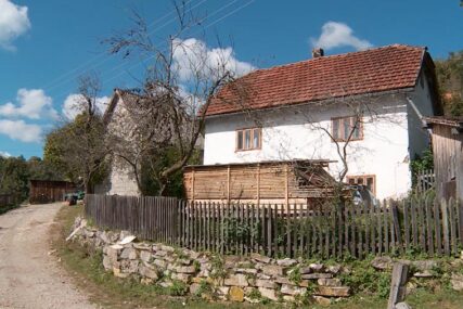 "SVE JE PREUZELA ŠUMA" Piju kišnicu, do grada mogu samo pješke, a u posjetu im dolaze jedino MEDVJEDI