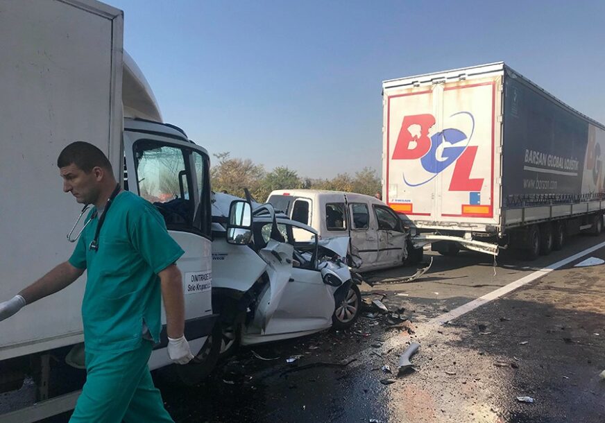 PRIZORI KOJI LEDE KRV Smrskani automobili, mrtvi ljudi u autima, spasioci imaju pune ruke posla (FOTO, VIDEO)