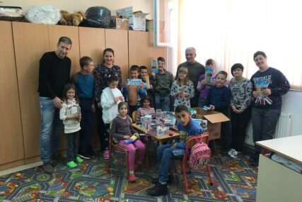 KOLAČI, SLATKIŠI, PELENE, SAPUNI... Humanitarci iz Holandije obradovali djeci sa smetnjama u razvoju iz Prijedora