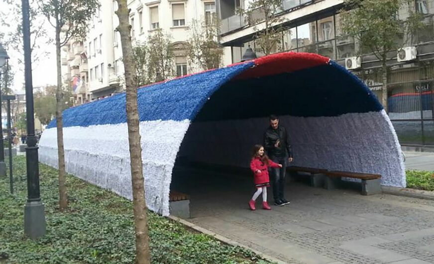 NA METI IAKO JOŠ NIJE ZASIJAO Tunel u bojama srpske zastave nekima liči na novogodišnji ŠATOR, drugima na PLASTENIK
