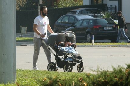 Da li je to "ženski posao"? Brigu o bebama preuzelo samo 1% tata u Srpskoj, evo šta očeve najviše koči