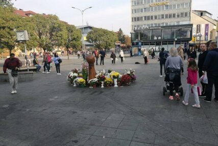 OSTALO SAMO "DAVIDOVO SRCE" Uklonjeni Davorov šator i automobil iz centra Banjaluke (FOTO)