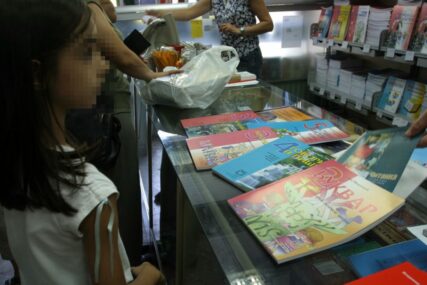 Vlada Srpske i Grad DIJELE KNJIGE: Da li će osnovci u Banjaluci dobiti dva kompleta udžbenika?