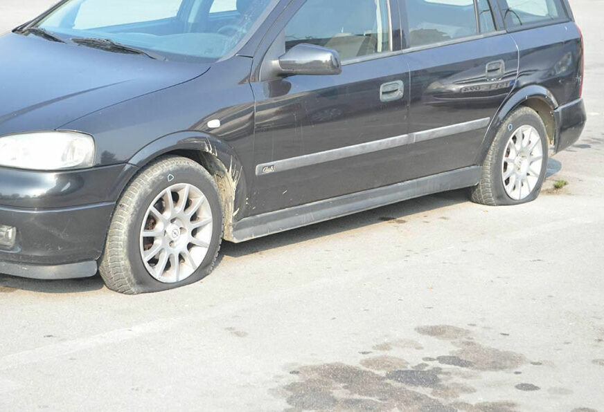 VANDALIZAM Poruka "Srbine" i izduvana guma na vozilu francuske registracije