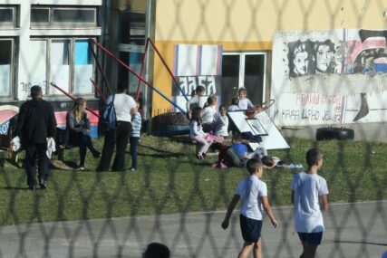 ISJEKLI KOŠ ZBOG PREDIZBORNOG SKUPA Roditelji ogorčeni: "Igrališta ruše oni koji treba da ih grade!"
