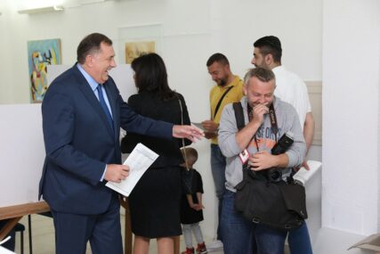 SMIJEH NA GLASANJU Dodik dobro raspoloženje ZAČINIO VICEM koji je ispričao fotoreporteru Srpskainfo (FOTO)