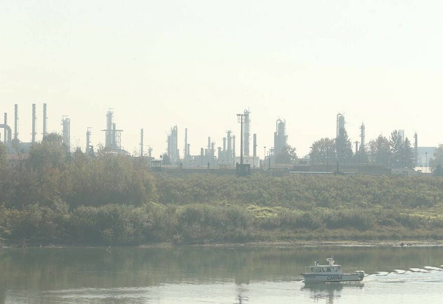 NAKON EKSPLOZIJE RAFINERIJE U BRODU Naftna mrlja još nije stigla u Srbiju, prati se situacija