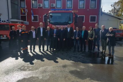 "ODGOVOR ZA SVE IZAZOVE U POSLU" U Loparama predstavljeno novo vatrogasno vozilo