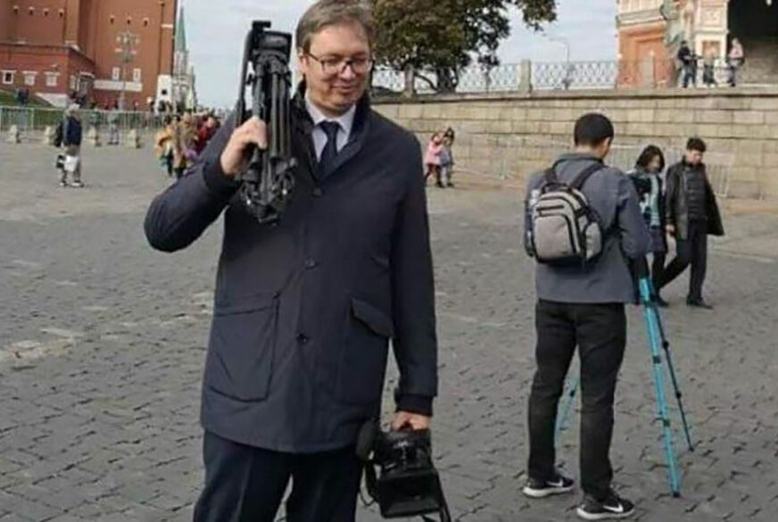 SUSRETLJIVI PREDSJEDNIK Vučić pritekao u pomoć novinarima, NOSIO STATIV I KAMERU