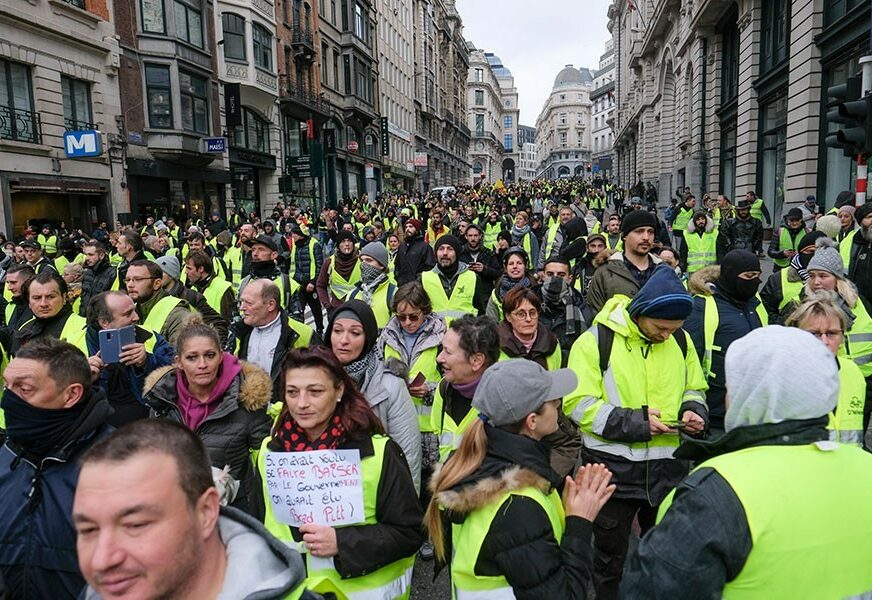 VELIKI BROJ LJUDI NA PROTESTIMA "Žuti prsluci" pozvali na "žutu noć" u Parizu