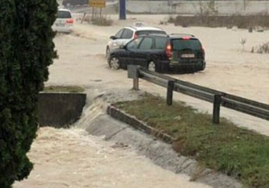 Nevrijeme u Crnoj Gori: Budva bez struje, ulice poplavljene