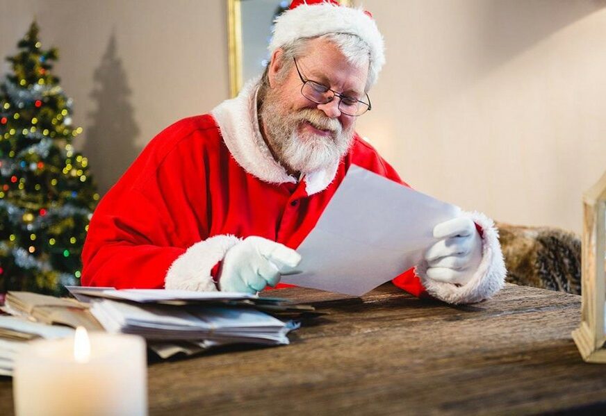 VEĆ STIGLO 12.000 KOVERATA Deda Mraz počeo da odgovara na pisma djece iz cijelog svijeta