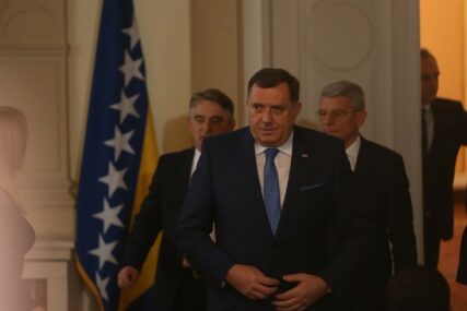 NOVI ČLANOVI PREDSJEDNIŠTVA BiH PREUZELI DUŽNOST Dodik: Zalagaću se za ukidanje visokog predstavnika (FOTO)