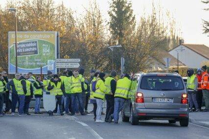 FRANCUZI NA ULICAMA Protesti zbog povećanja cijene goriva, DIZEL NAJSKUPLJI od početka milenijuma