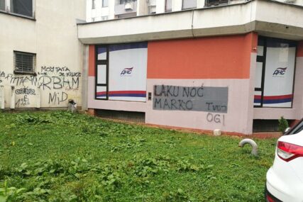 "LAKU NOĆ MARKO, TVOJ OGI" Novi grafit osvanuo na zgradi sjedišta DNS-a u Banjaluci