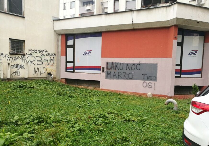 "LAKU NOĆ MARKO, TVOJ OGI" Novi grafit osvanuo na zgradi sjedišta DNS-a u Banjaluci