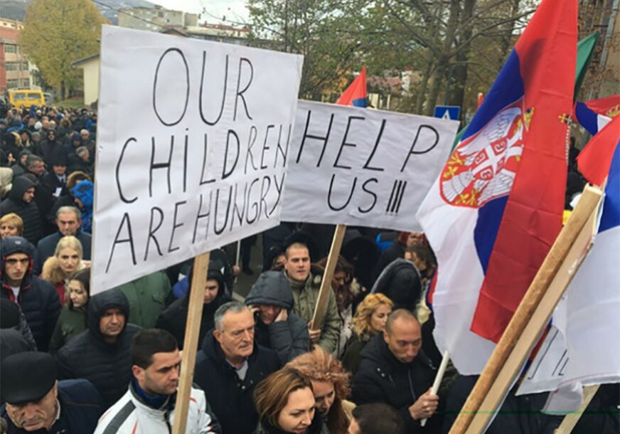 Srbi na Kosovu ponovo protestuju, Albanci s druge strane mosta slave DAN ZASTAVE