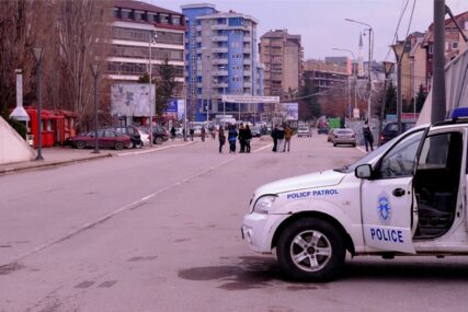 Provokacije na sjeveru Kosovske Mitrovice: Vozilo sa zastavom OVK projurilo ulicama i kamenicama zasulo parkirana vozila