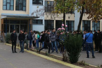 Protest maturanata Gimnazije u Gradiški: Neće u školu jer su nastavnici oduzeti časovi