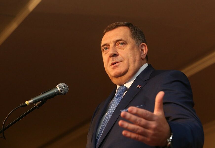 “NISAM VJEŽBAO” Na pitanje voditelja da li će se nakloniti zastavi BiH, Dodik se SLATKO NASMIJAO