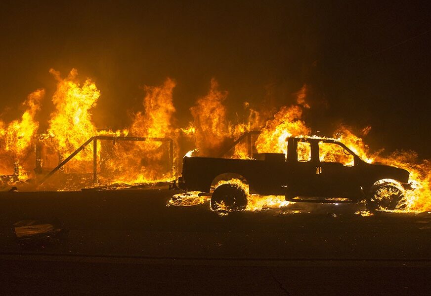 VATRENA STIHIJA GUTA CIJELE GRADOVE Porodice očajnički tragaju za više od stotinu nestalih u požarima u Kaliforniji