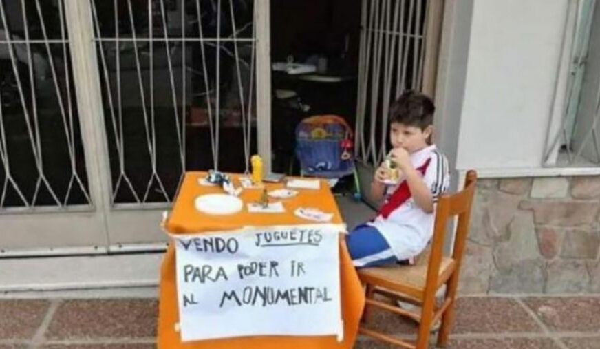I KAMEN BI ZAPLAKAO Dječak Renco (6) PRODAVAO SVOJE IGRAČKE kako bi ostvario SAN