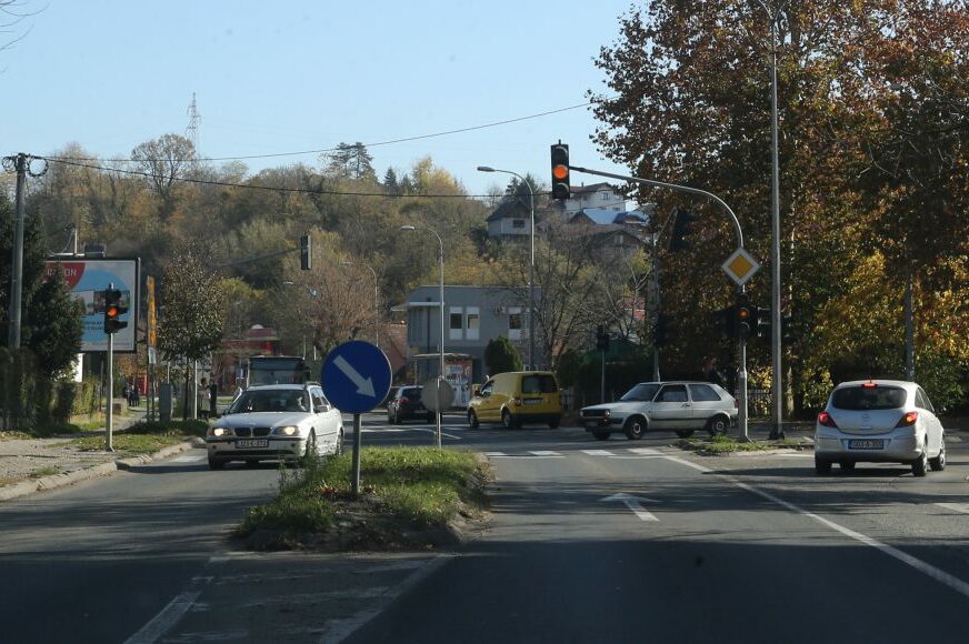 Isključeni semafor pod Starčevicom pravi probleme vozačima: Žuto svjetlo koči saobraćaj
