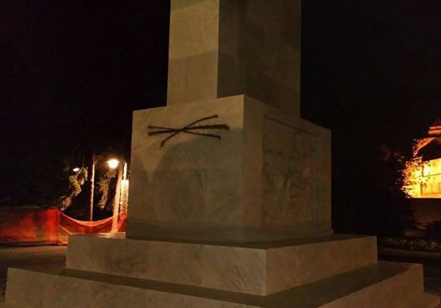 LJUTITI BEOGRAĐANI Nakon skandala oko rasporeda sjedenja u Parizu, crnim sprejom ISCRTAN SPOMENIK zahvalnosti Francuskoj