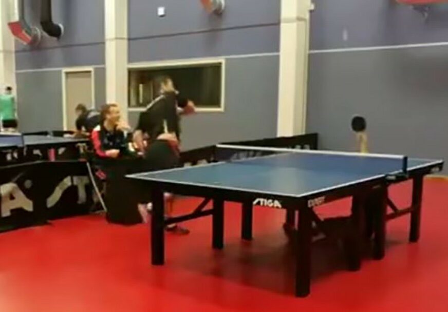 ISTORIJSKI POEN Stonoteniser pao pod sto, nastavio da igra i POBIJEDIO (VIDEO)