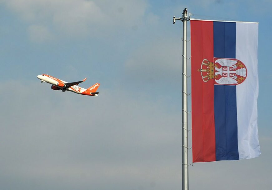Na beogradskom aerodromu podignuta najveća zastava Srbije