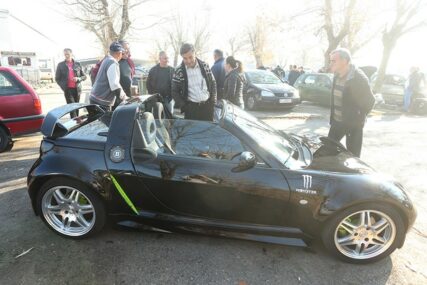 FENOMENI Zašto auto-pijace opstaju i u eri INTERNET PRODAJE: „Audi“ za 800 evra, sjedi pa vozi! (FOTO)