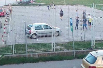 NESAVJESNI VOZAČ RAZLJUTIO Automobil parkirao na sportskom igralištu