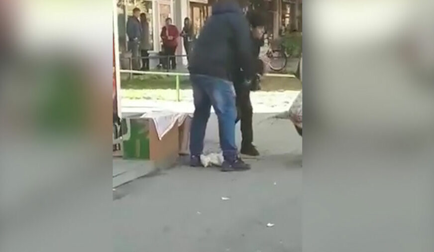 SRAMNA SCENA Bakica skromno prodavala bademe, a onda su joj BAHATI KOMUNALNI POLICAJCI sve prosuli po ulici (VIDEO)