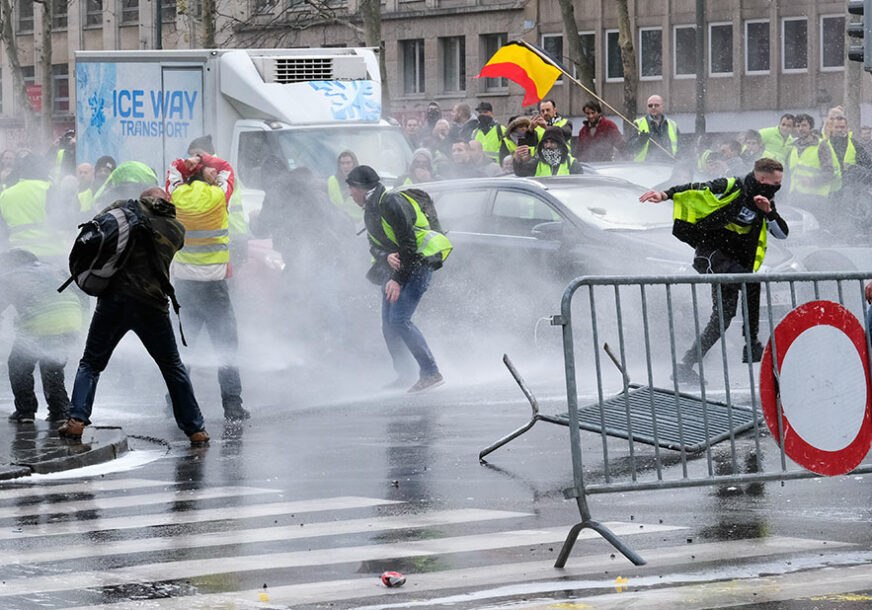 GRUDIMA NA POLICIJU Ove djevojke na protestima u Parizu nisu nosile žute prsluke, njihova poruka je SIMBOLIČNA (VIDEO)